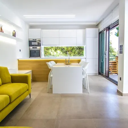 Seaside Luxury With Jacuzzi Apartment