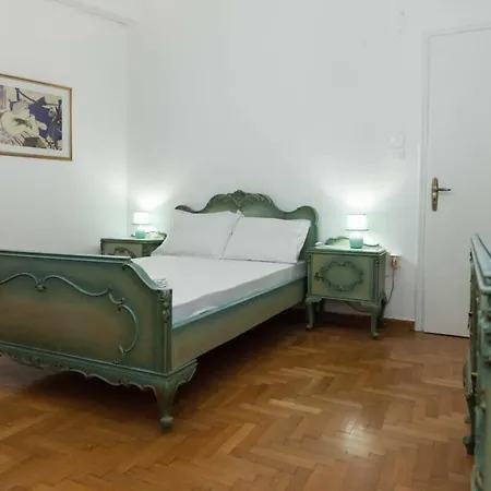 Charming Vintage 2br With Balcony In Koukaki Athens
