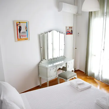 Chic 4th Floor Apt, Large Balcony, Cinema View Apartment *