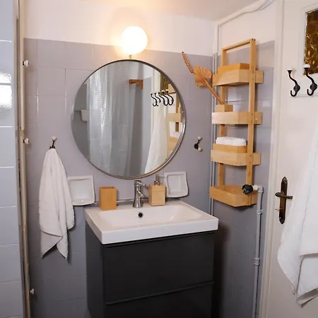 Chic 4th Floor Apt, Large Balcony, Cinema View *
