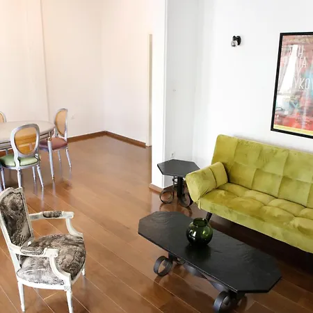 Apartment Chic 4th Floor Apt, Large Balcony, Cinema View