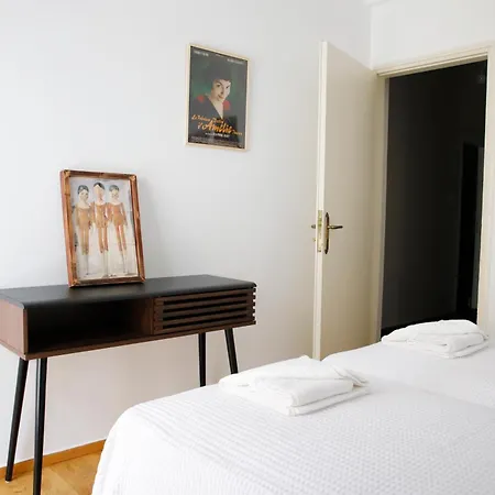 Chic 4th Floor Apt, Large Balcony, Cinema View *