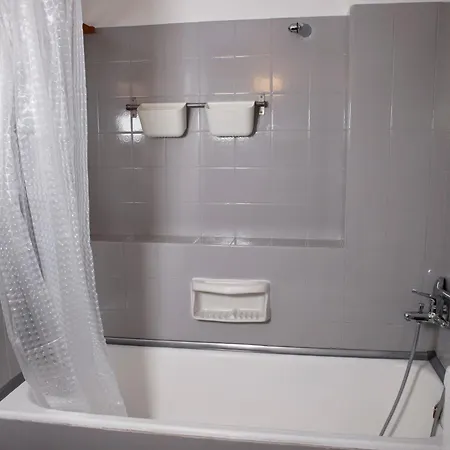 Chic 4th Floor Apt, Large Balcony, Cinema View * Athens
