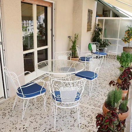 Chic 4th Floor Apt, Large Balcony, Cinema View Apartment