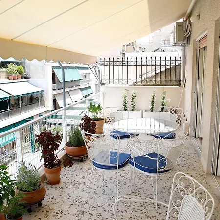 Chic 4th Floor Apt, Large Balcony, Cinema View * Athens