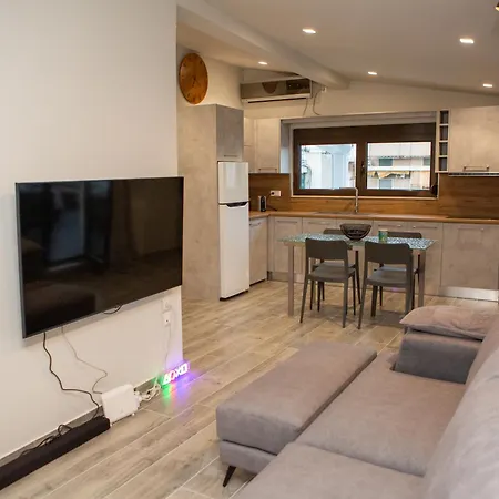 Cozy Penthouse Next To Station Apartment *