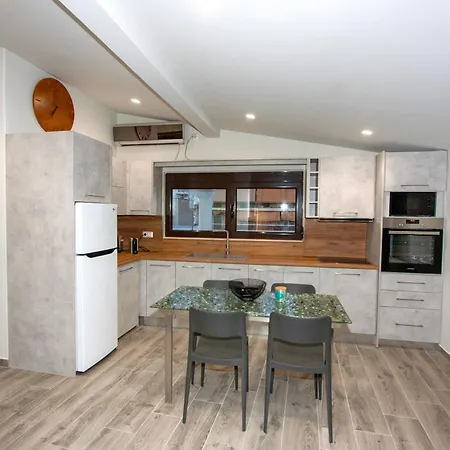 Cozy Penthouse Next To Station Apartment Athens