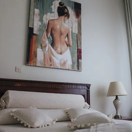 Apartment Bright And Spacious 2-bed With Balcony *