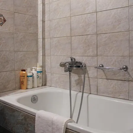 Apartment Bright And Spacious 2-bed With Balcony *