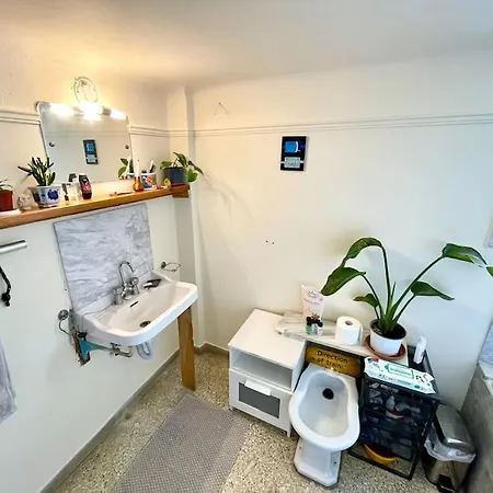 Private Flat With 2 Sunny Balconies & Super King Bed Apartment *