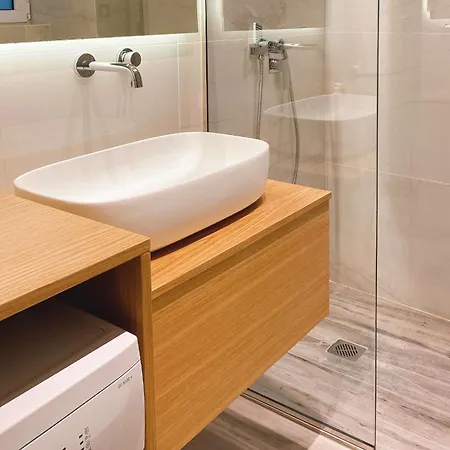 Cozy Newly Renovated 1 Bedroom In The Heart Of *