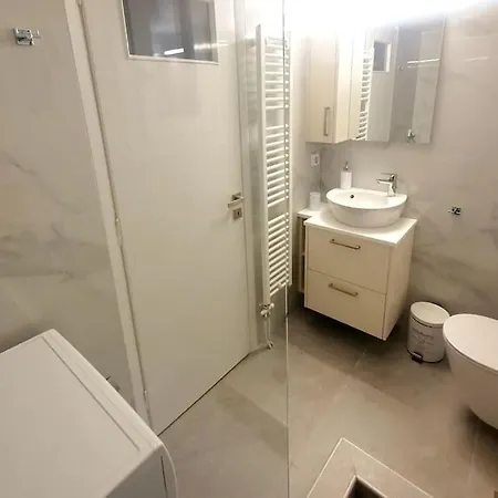 George's Cozy 60m2 7' Metro Apartment