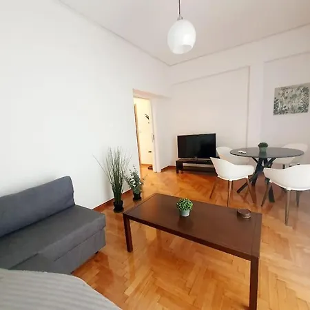George's Cozy 60m2 7' Metro Apartment *