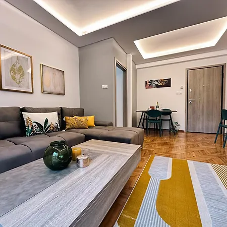 Acropolis Aria Apartment-steps To Metro & Tram Apartment *