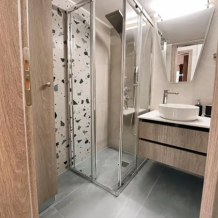 Acropolis Aria Apartment-steps To Metro & Tram Apartment *