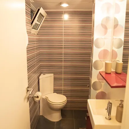 Spacious Glyfada Golf 4br -near + Shops Apartment *