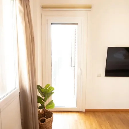Spacious Glyfada Golf 4br -near + Shops Apartment