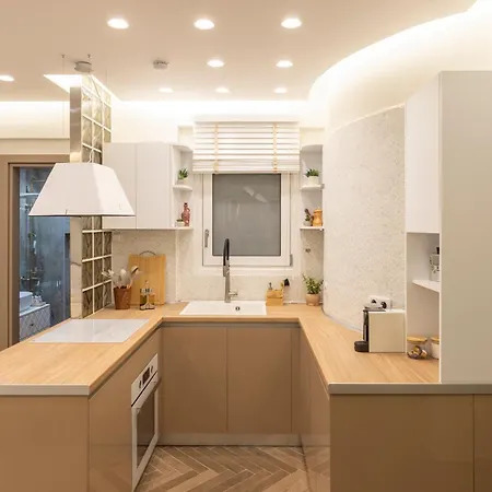 Flat 21 At Evangelismos Metro Stn