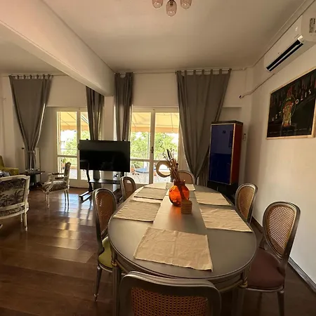 Chic 4th Floor Apt, Large Balcony, Cinema View Apartment Athens