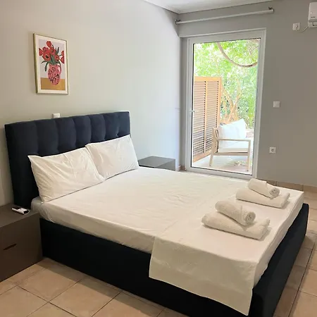 Vouliagmeni 2bed Garden Flat *