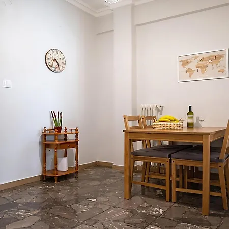 Entire Apt, 3rd Floor, 1 Bedroom Apartment *