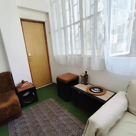 Privatunterkunft Cozy In Quiet Neighbourhood