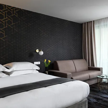 Отель Azur 4*