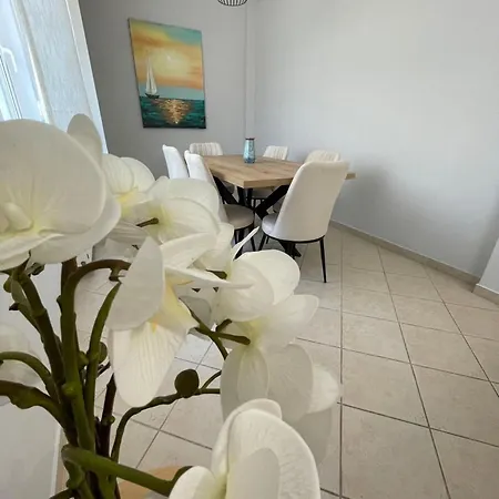 Lucky Apartment- At081