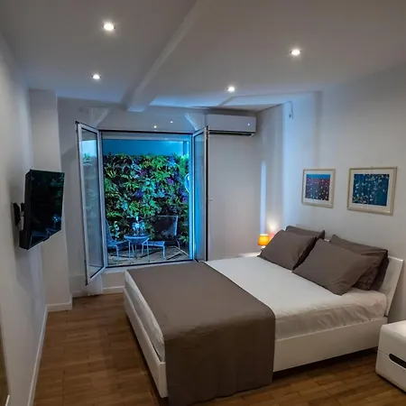 Apartment My Secret Garden - With 2 Private Rooms, Separate Baths And Balcony Garden