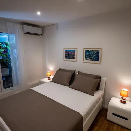 My Secret Garden - With 2 Private Rooms, Separate Baths And Balcony Garden Apartment *