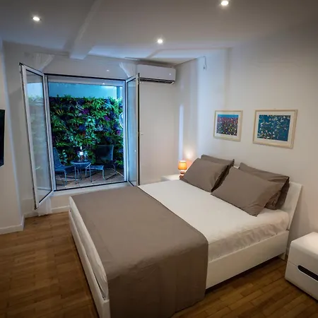 My Secret Garden - With 2 Private Rooms, Separate Baths And Balcony Garden Apartment *