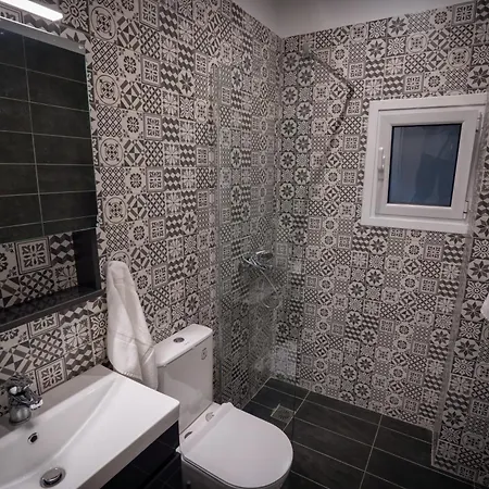 My Secret Garden - With 2 Private Rooms, Separate Baths And Balcony Garden Apartment