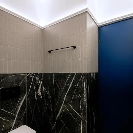 Smart And Elegant In The Centre Of Apartment *