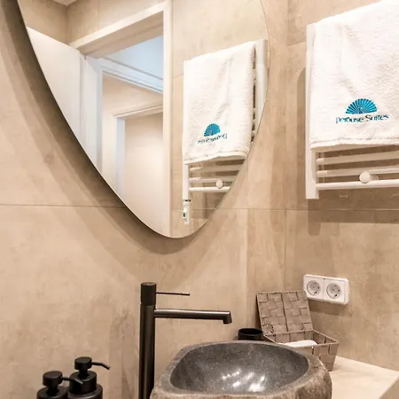 Derouse Eva Jacuzzi & Sauna דירה אתונה