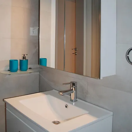 Renovated Modern & Specious 2bd Center