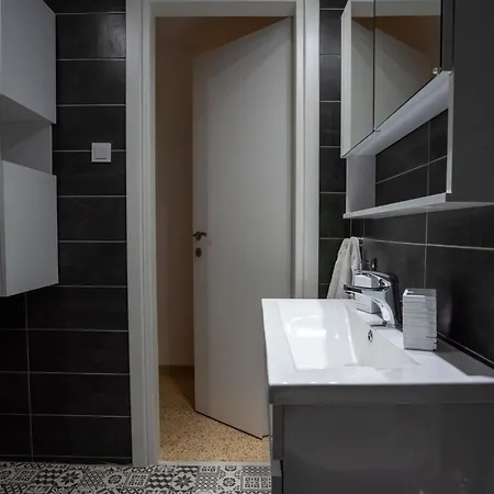 My Secret Garden - With 2 Private Rooms, Separate Baths And Balcony Garden Apartment *