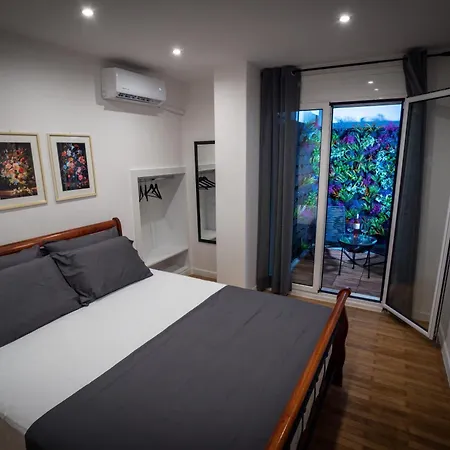 My Secret Garden - With 2 Private Rooms, Separate Baths And Balcony Garden Apartment *