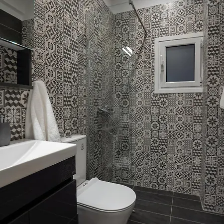My Secret Garden - With 2 Private Rooms, Separate Baths And Balcony Garden Apartment *