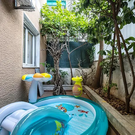 Spacious Garden Apartment