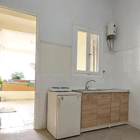 δυο μόλις 3 λεπτά απο το μετρό Hostel *