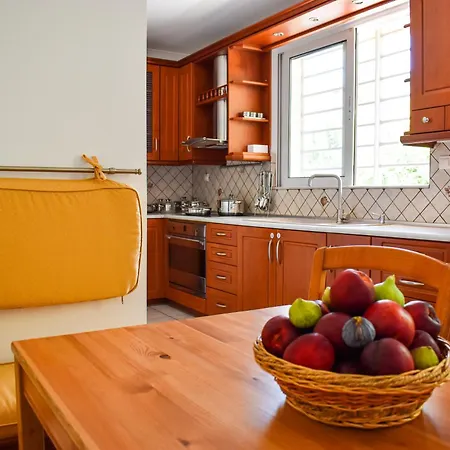 Villa Marousi Escape - 5 Mins Walking Away From Train - Metro