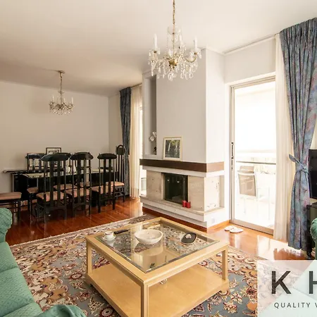 Classic Style Flat In Glyfada!