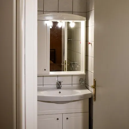Marousi Escape - 5 Mins Walking Away From Train - Metro Villa Athens