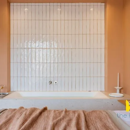 Acropolis View Luxe King-suite W Ensuite Whirlpool Apartment *