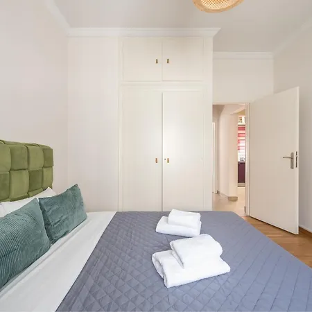Stylish 2 Bd Urban Retreat Near Panormou Metro