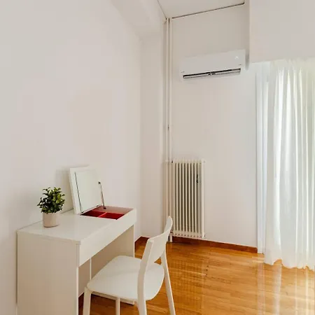 George's Cozy 60m2 7' Metro Apartment