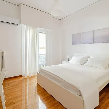 George's Cozy 60m2 7' Metro Apartment