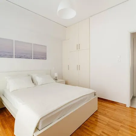 George's Cozy 60m2 7' Metro Apartment *