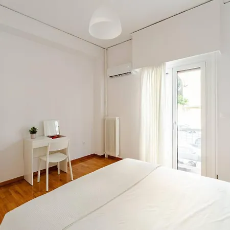 George's Cozy 60m2 7' Metro Apartment