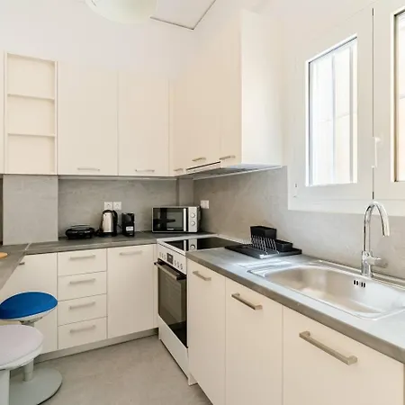George's Cozy 60m2 7' Metro Apartment *